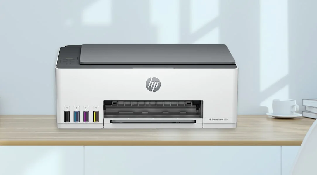 HP Smart Tank 520 на рабочем столе у окна